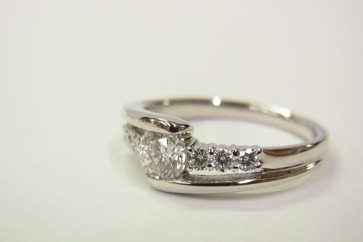 立爪デザインのダイヤモンドリングをリフォーム - ジュエリーリフォーム事例｜ダイヤの指輪などのリフォームならジュエリー服部